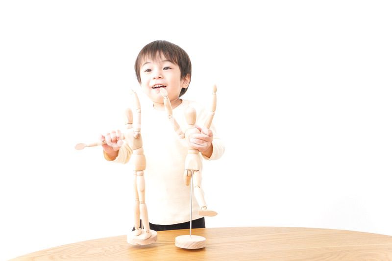 おままごとをする子どもたち