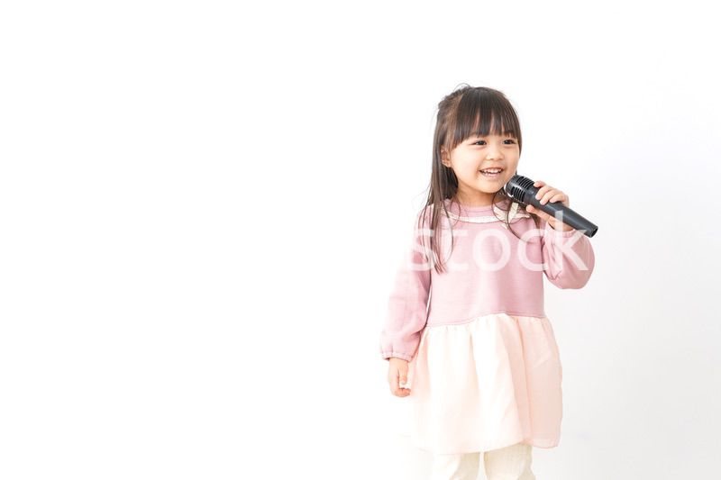 マイクを使う子供