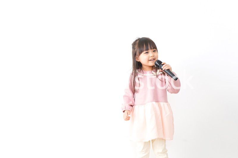 マイクを使う子供