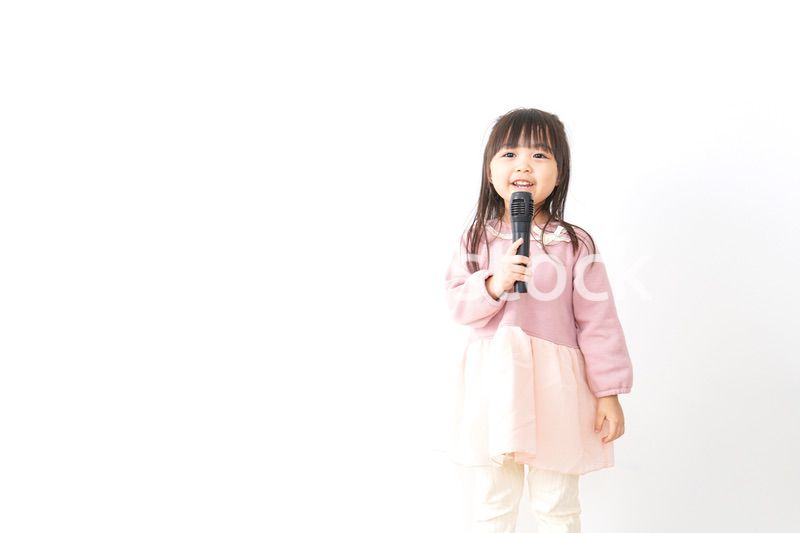 マイクを使う子供