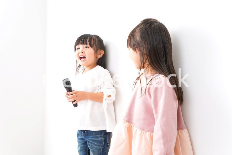 歌を歌う女の子たち