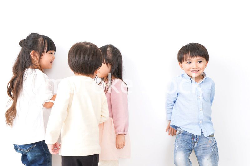 家で遊ぶ子どもたち