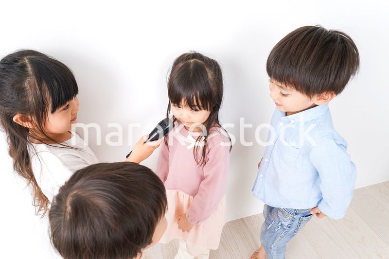 家で遊ぶ子どもたち