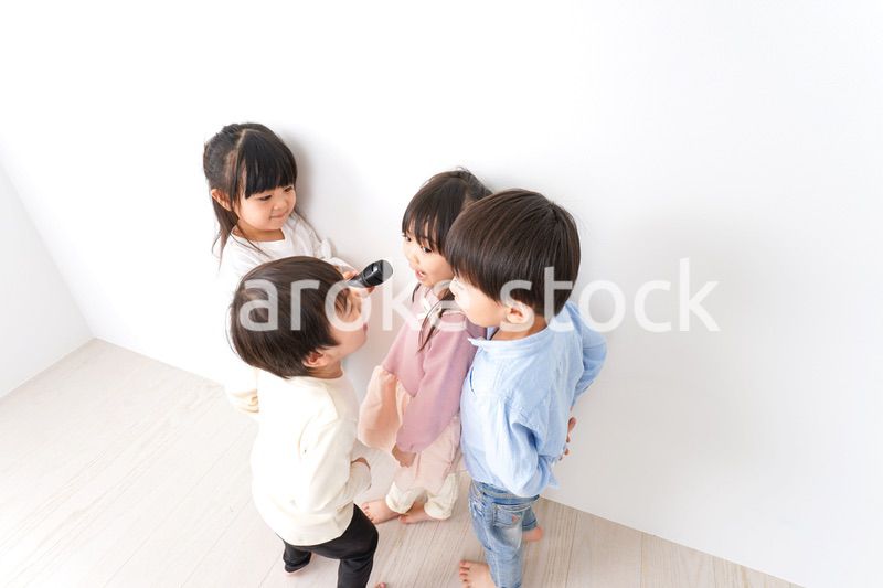 家で遊ぶ子どもたち