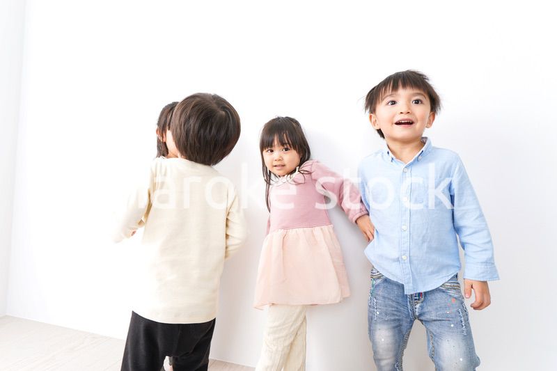 家で遊ぶ子どもたち