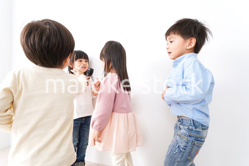 家で遊ぶ子どもたち