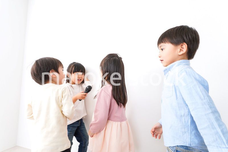 家で遊ぶ子どもたち