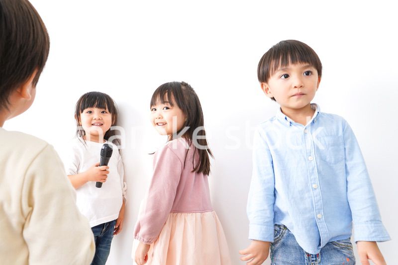 家で遊ぶ子どもたち