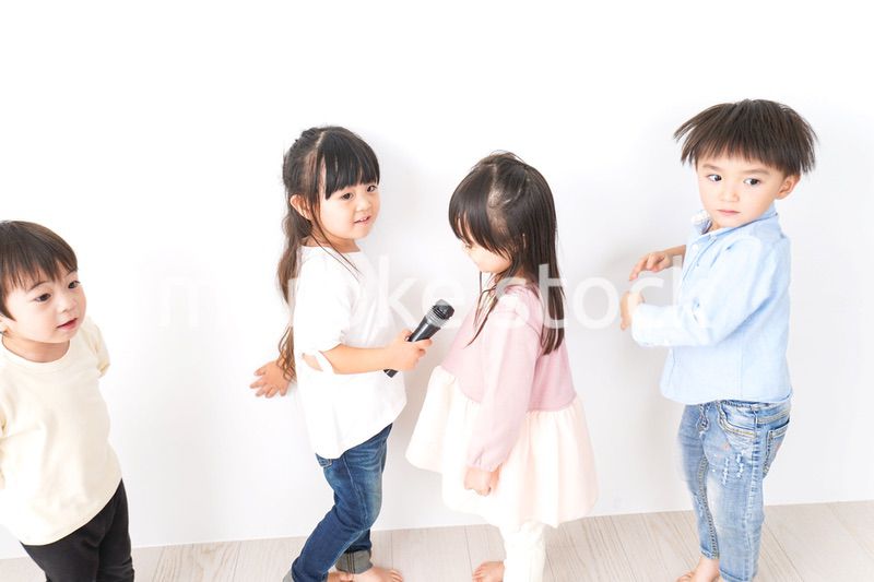 家で遊ぶ子どもたち