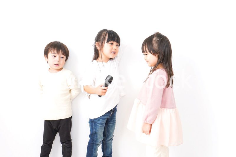 家で遊ぶ子どもたち