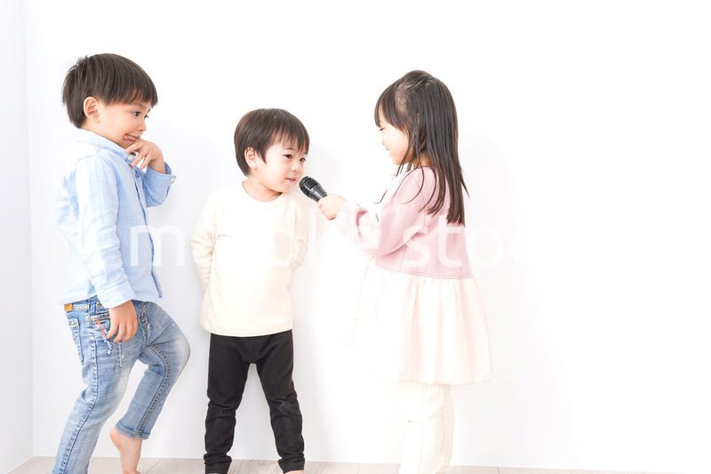 家で遊ぶ子どもたち