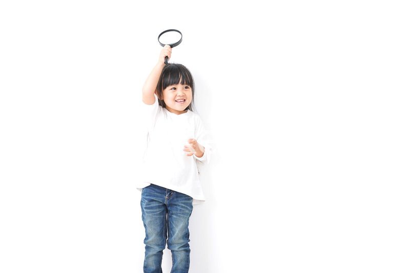 虫眼鏡を持つ子ども