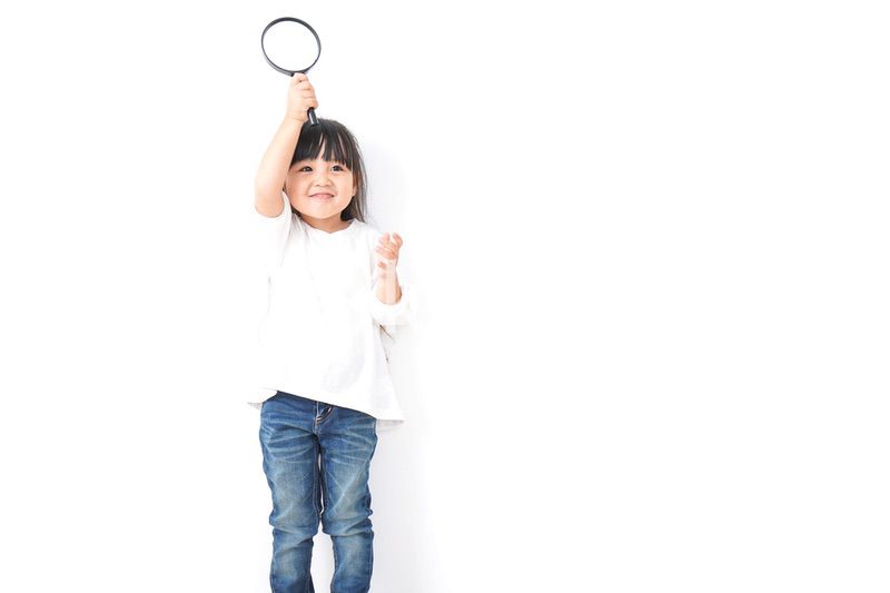 虫眼鏡を持つ子ども