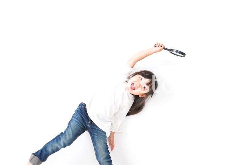 虫眼鏡を持つ子ども