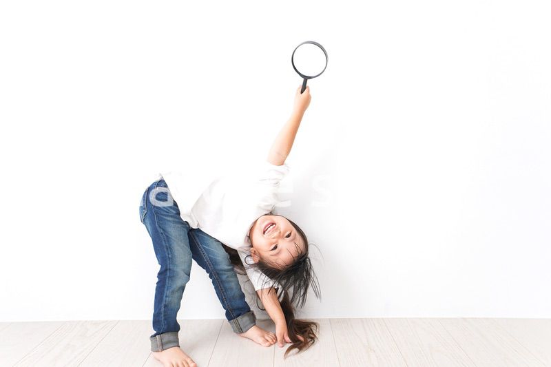 虫眼鏡を持つ子ども