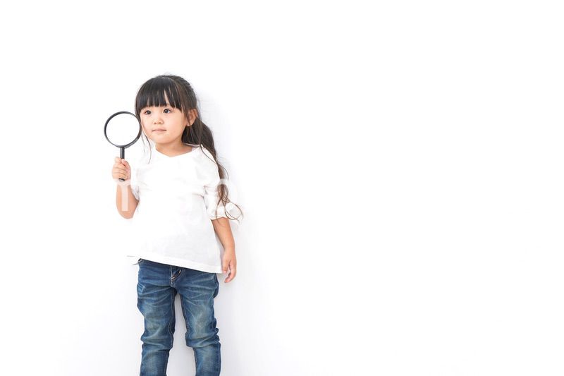 虫眼鏡を持つ子ども