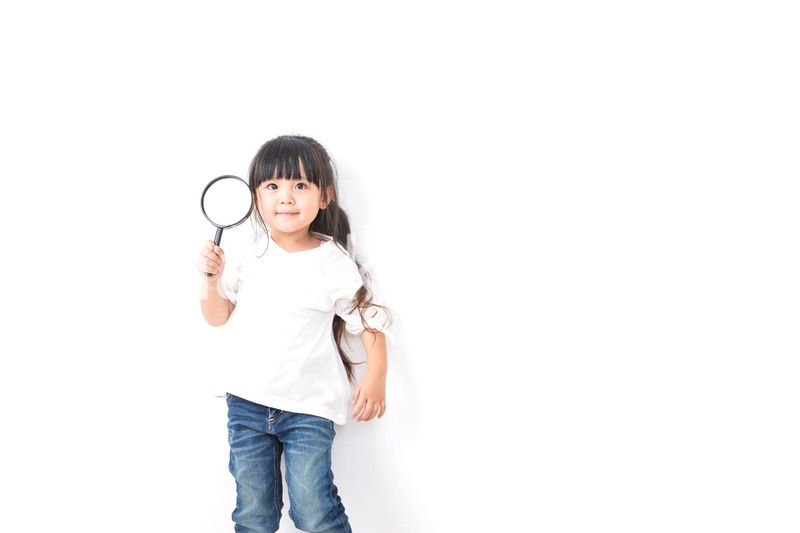 虫眼鏡を持つ子ども