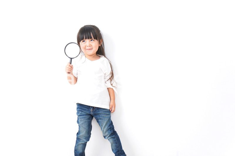 虫眼鏡を持つ子ども