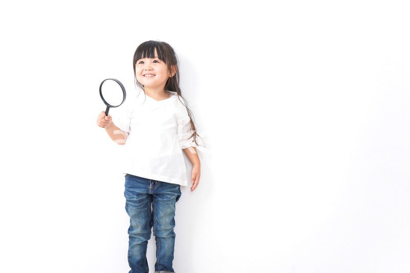 虫眼鏡を持つ子ども