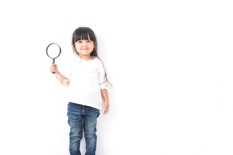 虫眼鏡を持つ子ども