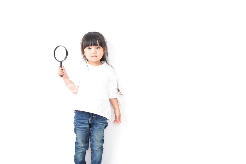 虫眼鏡を持つ子ども