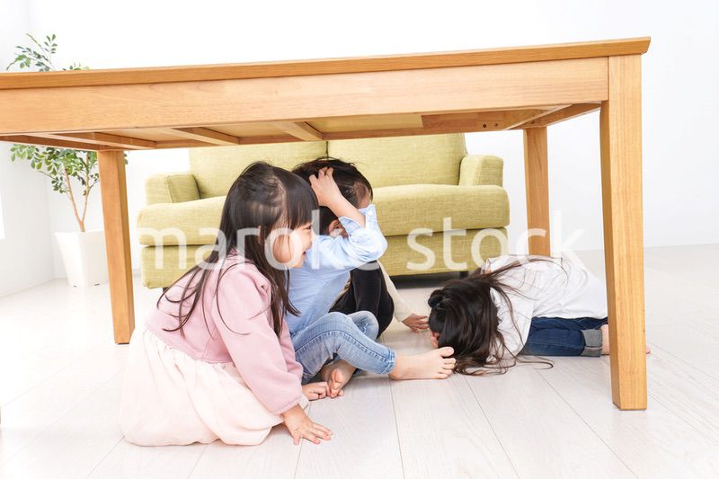 地震から避難をする子どもたち