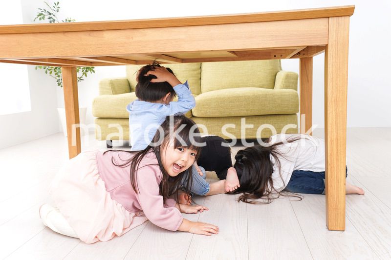 地震から避難をする子どもたち