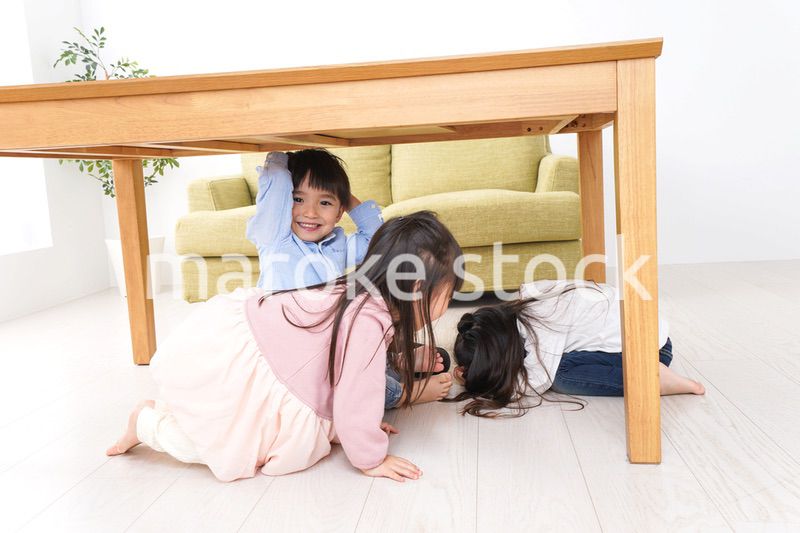 地震から避難をする子どもたち