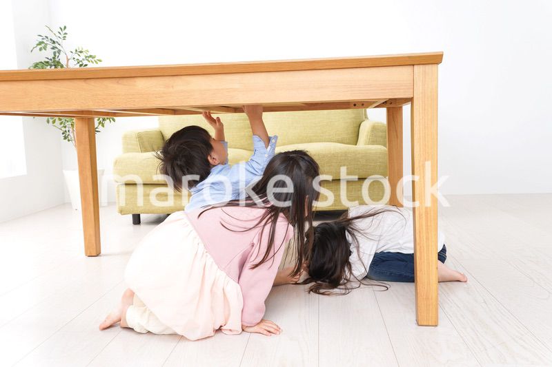 地震から避難をする子どもたち