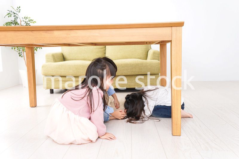 地震から避難をする子どもたち