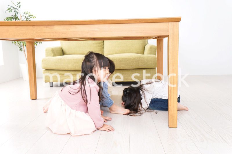 地震から避難をする子どもたち