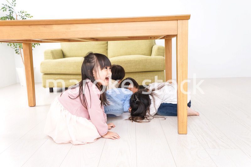 地震から避難をする子どもたち