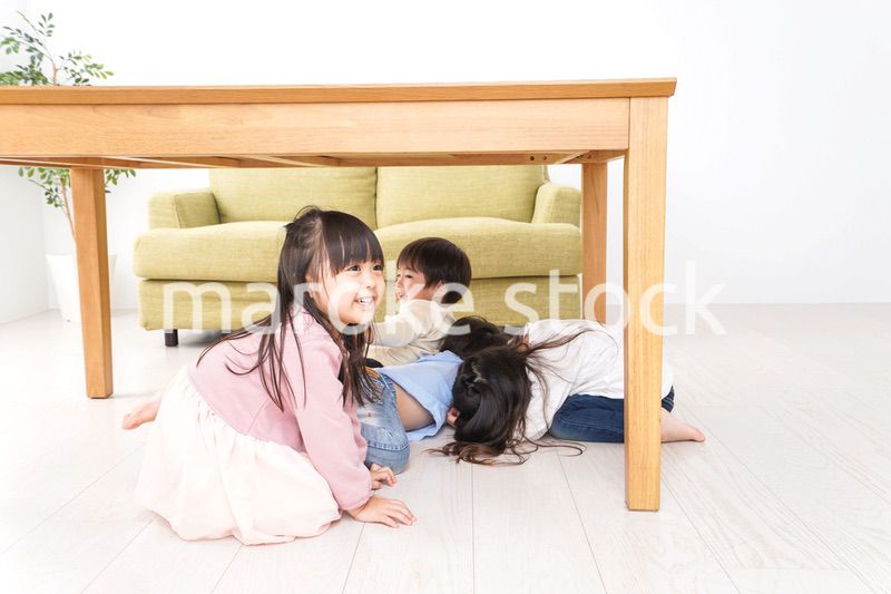 地震から避難をする子どもたち