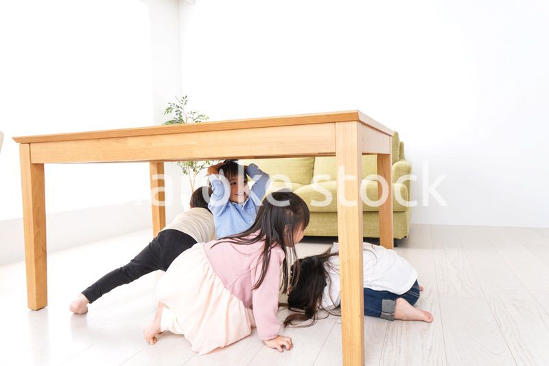 地震から避難をする子どもたち