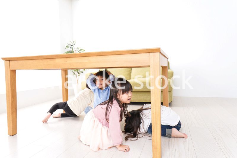 地震から避難をする子どもたち