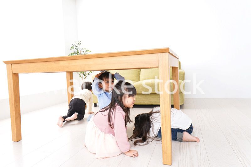 地震から避難をする子どもたち