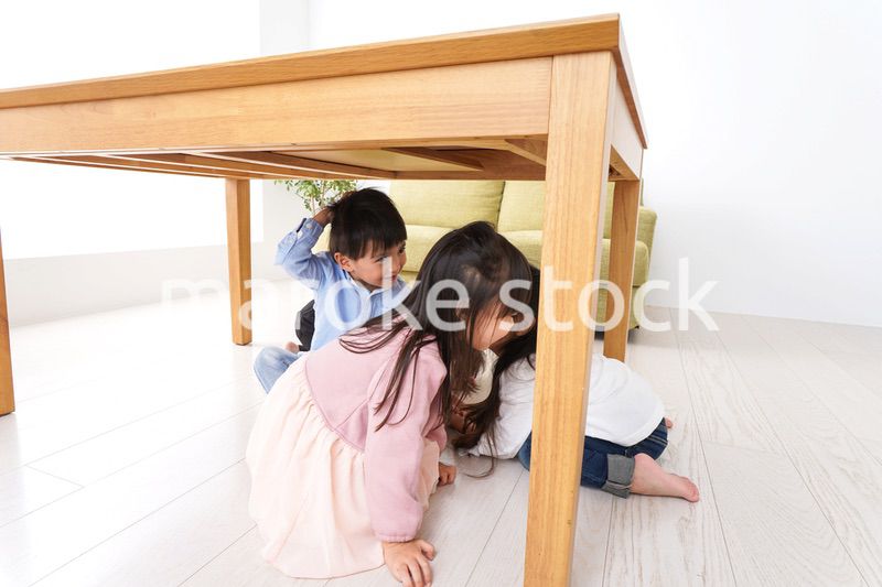 地震から避難をする子どもたち