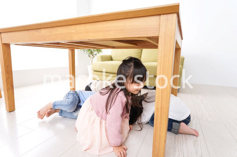 地震から避難をする子どもたち