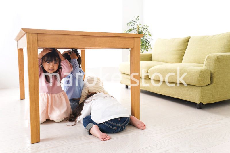 地震から避難をする子どもたち