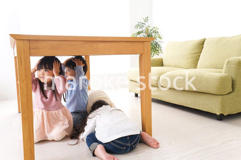 地震から避難をする子どもたち