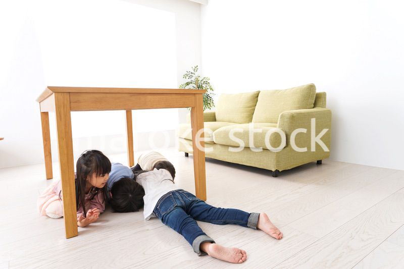 地震から避難をする子どもたち