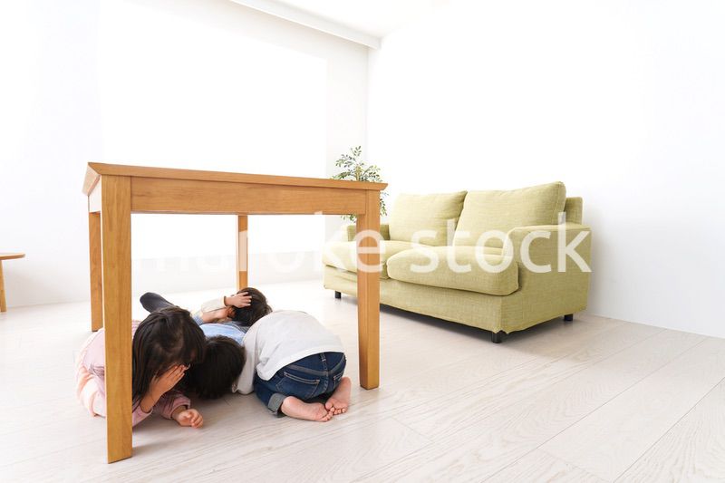 地震から避難をする子どもたち