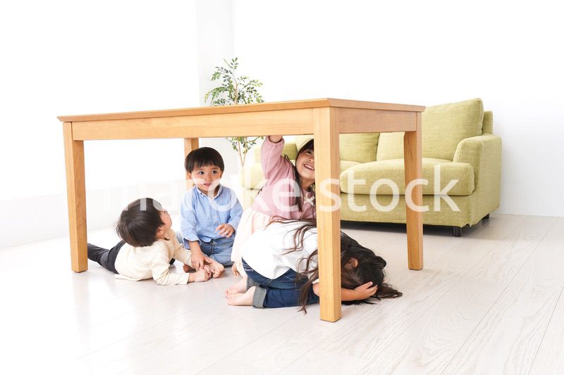 地震から避難をする子どもたち