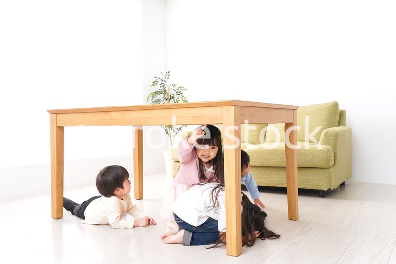 地震から避難をする子どもたち