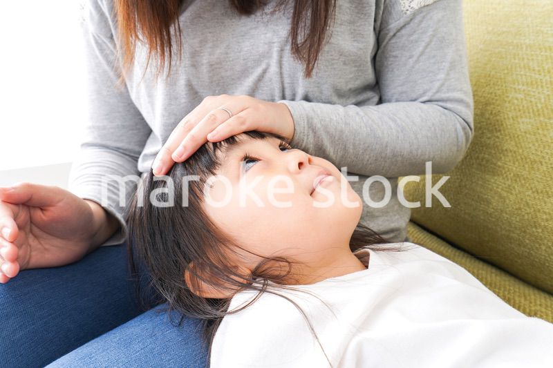 風邪をひいた子どもとお母さん