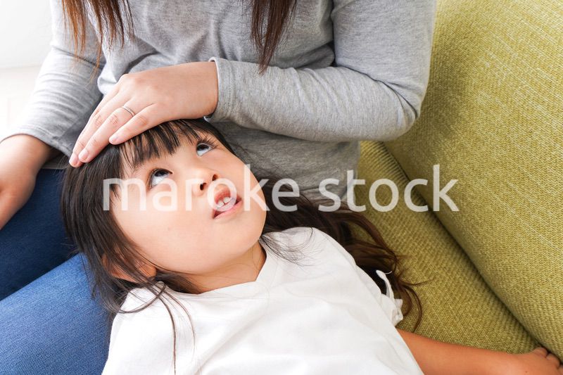 風邪をひいた子どもとお母さん