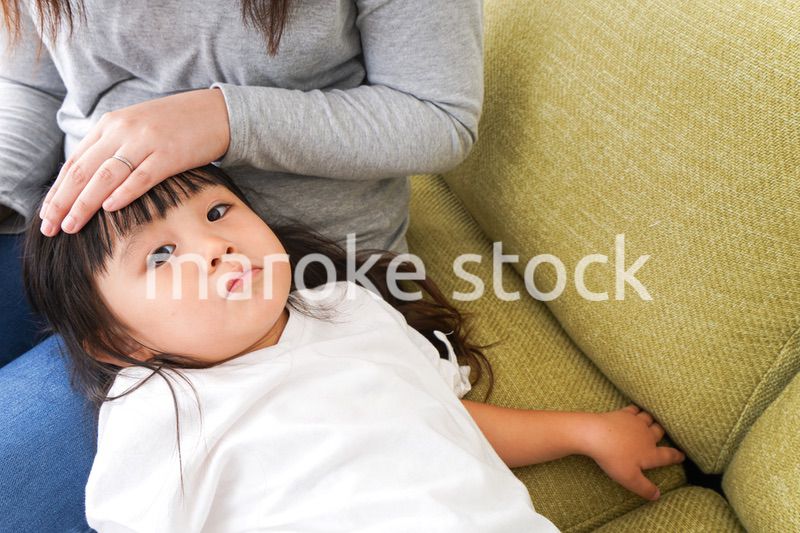 風邪をひいた子どもとお母さん