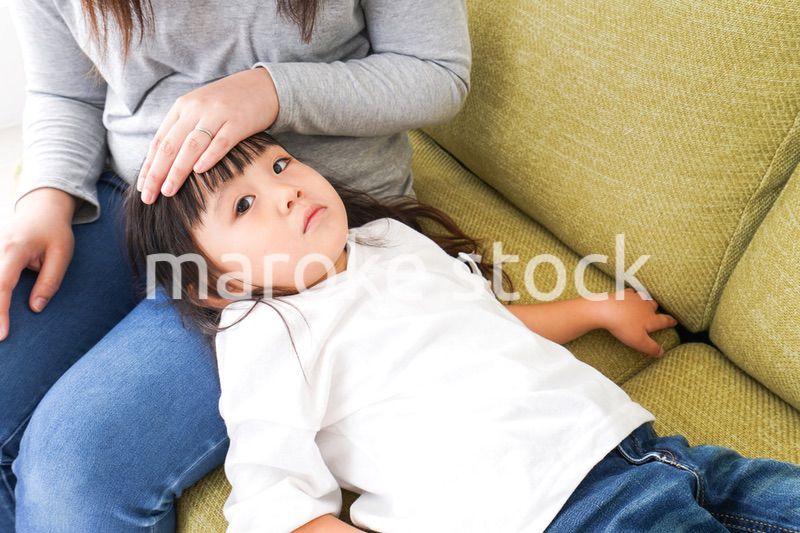 風邪をひいた子どもとお母さん