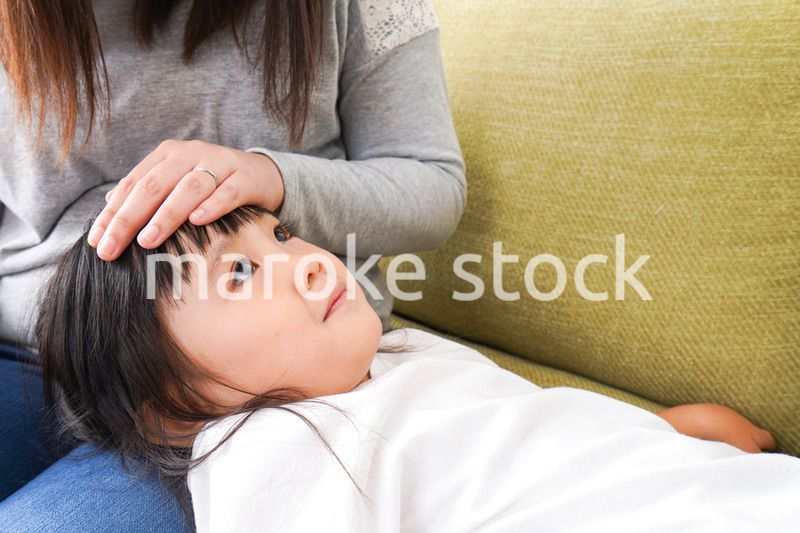 風邪をひいた子どもとお母さん
