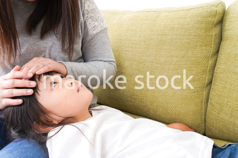 風邪をひいた子どもとお母さん